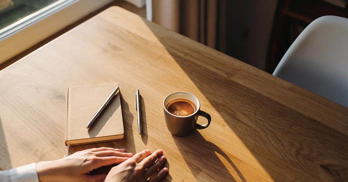 ADHD特化・習慣ジャーナリング法を実践するイメージ。窓際の机でノートに向き合う落ち着いた雰囲気の写真