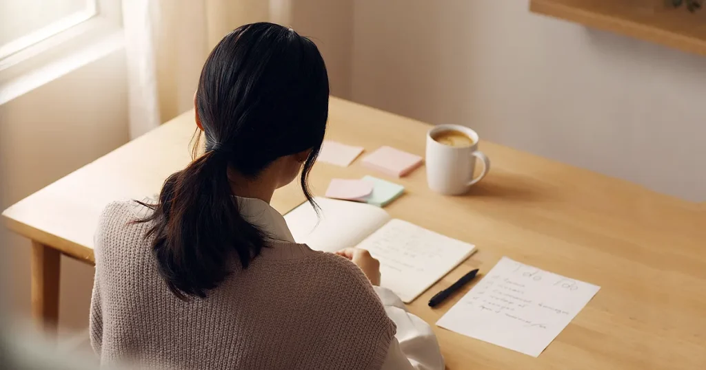 ADHDで思考整理のためにノートを書く様子